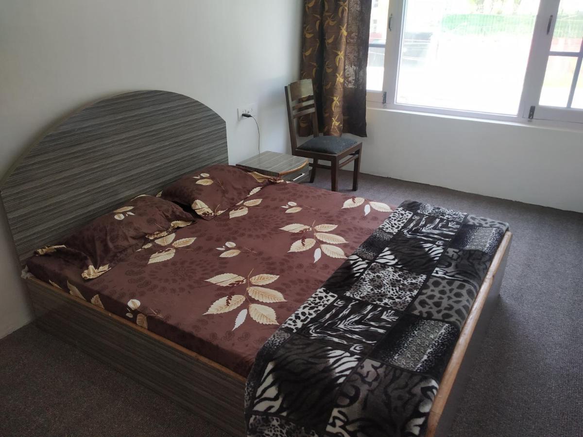 The Ile Hotel Srinagar  Bagian luar foto