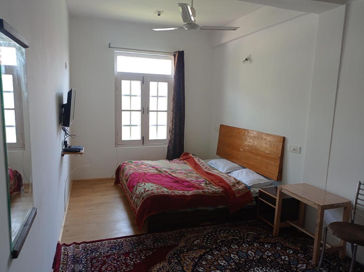 The Ile Hotel Srinagar  Bagian luar foto