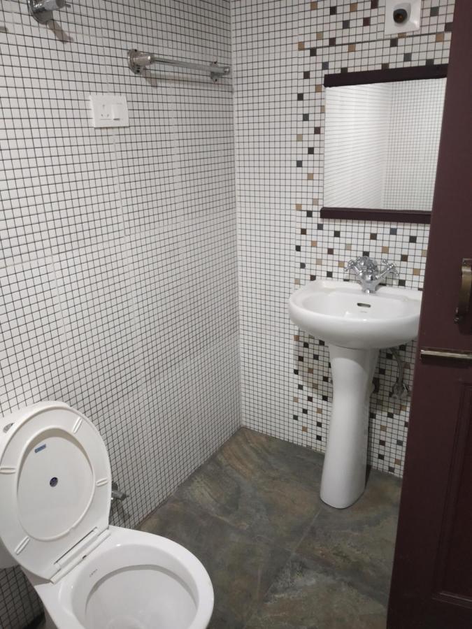 The Ile Hotel Srinagar  Bagian luar foto