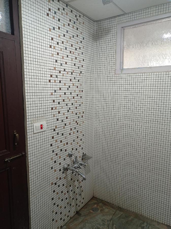 The Ile Hotel Srinagar  Bagian luar foto