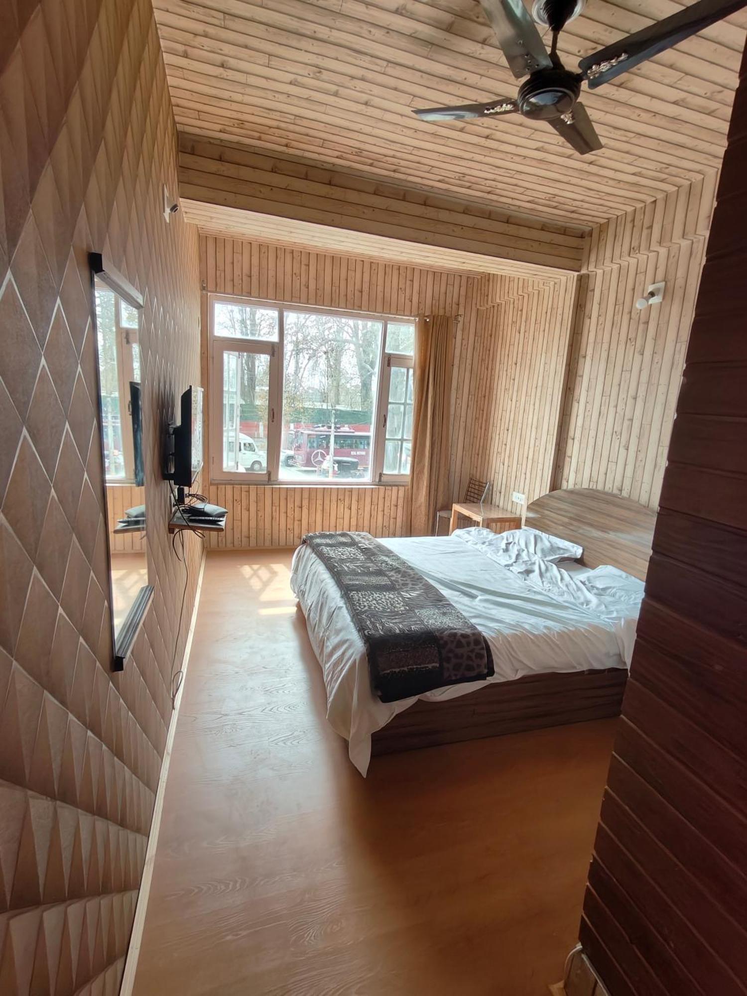 The Ile Hotel Srinagar  Bagian luar foto