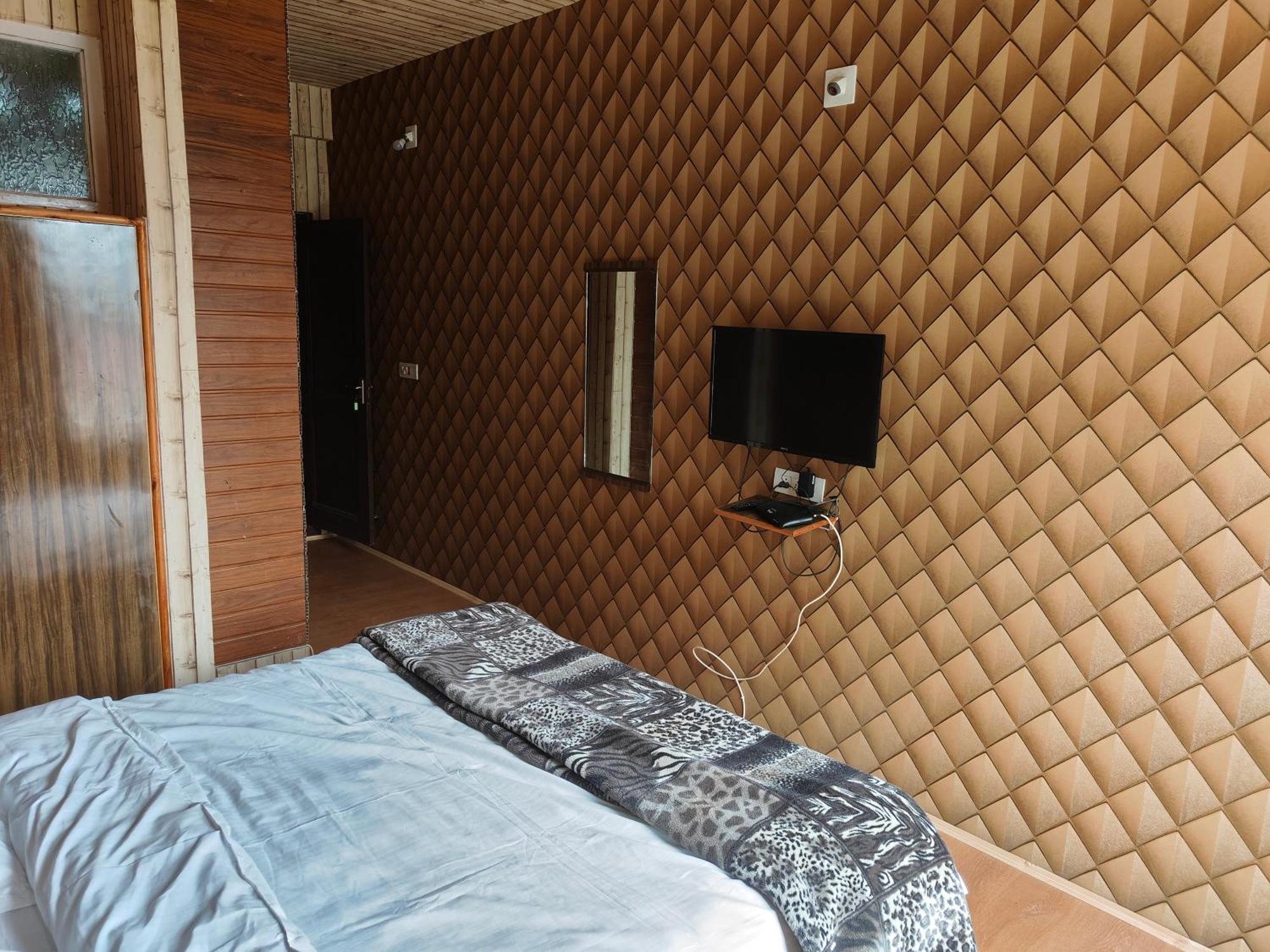 The Ile Hotel Srinagar  Bagian luar foto